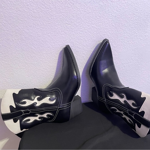 Women’s cowboy boots. Like new condition - Picture 2 of 9